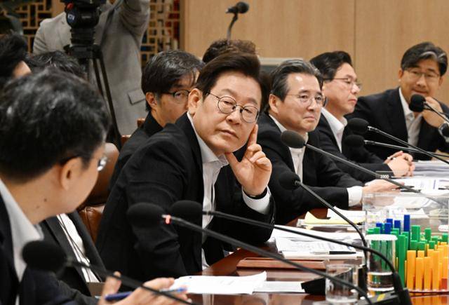 이재명 대통령이 지난 13일 서울 용산 대통령실 청사에서 열린 나라재정 절약 간담회에서 참석자의 발언을 듣고 있다. 이 대통령은 이 자리에서 "신청주의는 매우 잔인한 제도 아닌가. 신청을 안 했다고 안 주니까 그 지원을 못 받아서 (사람들이) 죽고 그러는 것"이라며 신청을 해야 복지 서비스를 제공하는 시스템을 고칠 것을 주문했다. 왕태석 선임기자