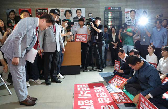 국민의힘 전당대회 합동연설회를 방해해 당 윤리위원회에 회부된 한국사 강사 전한길(왼쪽)씨가 14일 서울 여의도 중앙당사에서 열린 윤리위원회에 참석하기 전 농성 중인 김문수 당대표 후보와 인사하고 있다. 고영권 기자