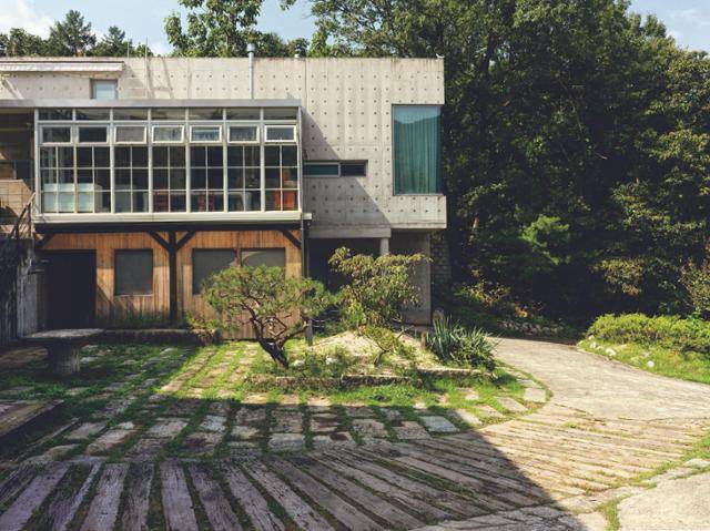 경기 양평군 산속에 자리한 도예가 이헌정의 집. 한길사 제공