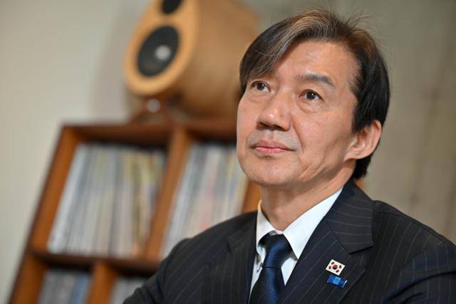 조국 조국혁신당 대표가 지난해 4월 25일 서울 종로구의 한 카페에서 본보와 인터뷰하고 있다. 정다빈 기자