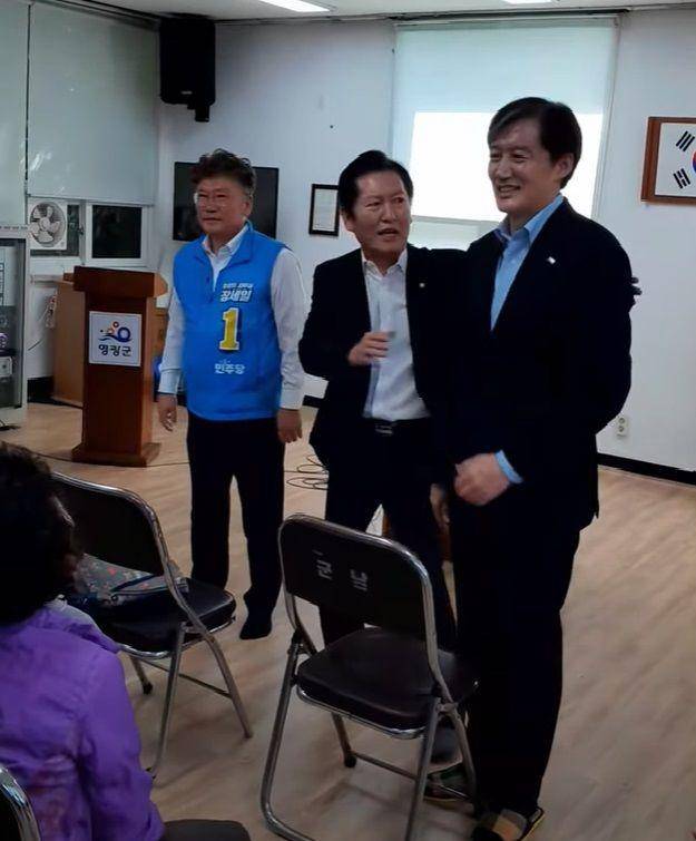 지난해 9월 24일 정청래(가운데) 당시 더불어민주당 의원이 10·16 기초단체장 재선거 지역인 전남 영광군에서 조국(오른쪽) 조국혁신당 대표와 만나 인사를 나누고 있다. 유튜브 캡처