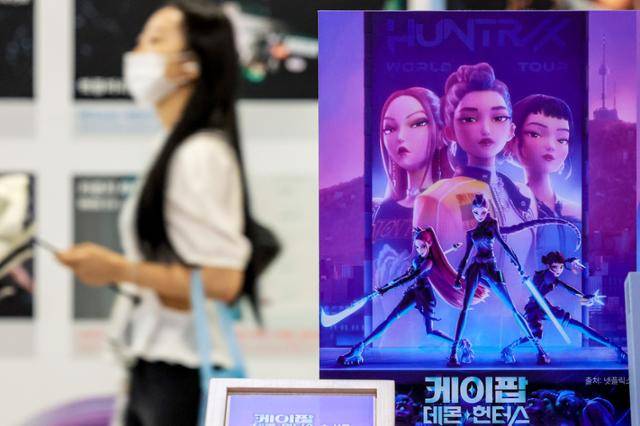 12일 서울 종로구 '케이팝 데몬 헌터스' 테마의 서울굿즈존 앞을 한 시민이 지나가고 있다. 뉴시스