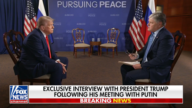 도널드 트럼프(왼쪽) 미국 대통령이 15일 블라디미르 푸틴 러시아 대통령과 우크라이나와 전쟁 관련 평화회담을 마친 후 폭스뉴스 진행자 숀 해니티와 인터뷰를 하고 있다. 폭스뉴스라이브 캡처.