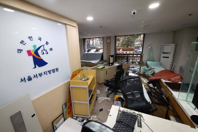 1월 19일 서울서부지법 시설물과 집기가 파손되고 어지럽혀져 있다. 뉴시스