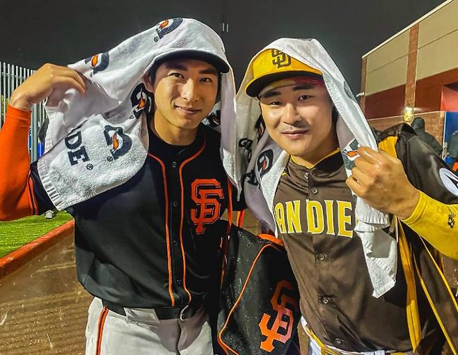 나란히 빅리거가 돼 한 그라운드에서 만난 이정후(왼쪽)과 김하성. SNS 캡처