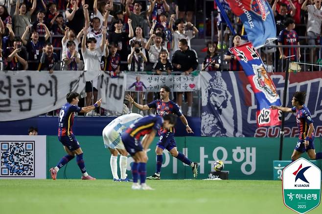 싸박(가운데)이 득점 후 기뻐하는 모습. 사진=프로축구연맹