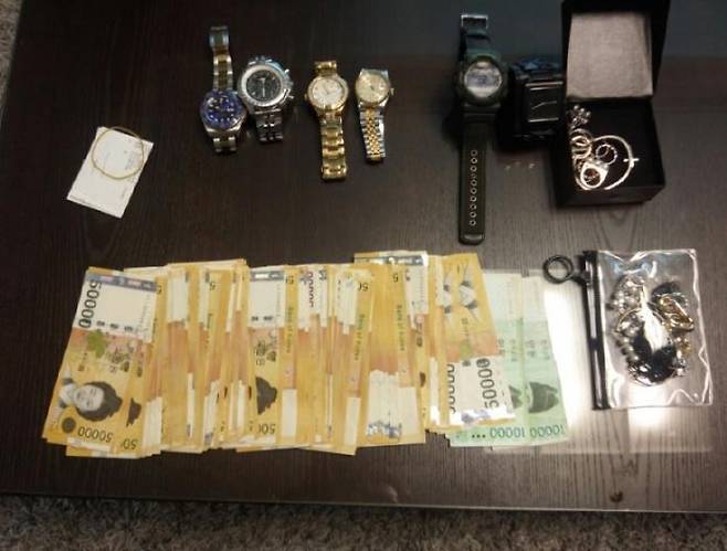 서울시 38세금징수과가 압류한 귀금속, 명품백, 현금, 시계 등 동산 [사진 서울시]