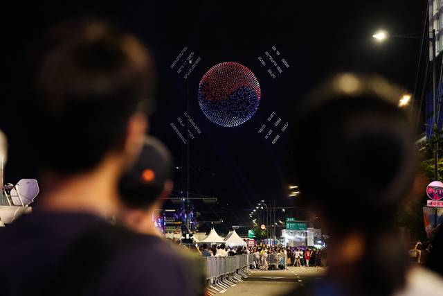 ▲ 광복 80주년인 15일 저녁 서울 광화문광장에서 열린 제21대 대통령 국민임명식  ‘광복 80주년, 국민주권으로 미래를 세우다’ 행사장 상공에 드론으로 태극기가 만들어지고 있다.  연합뉴스
