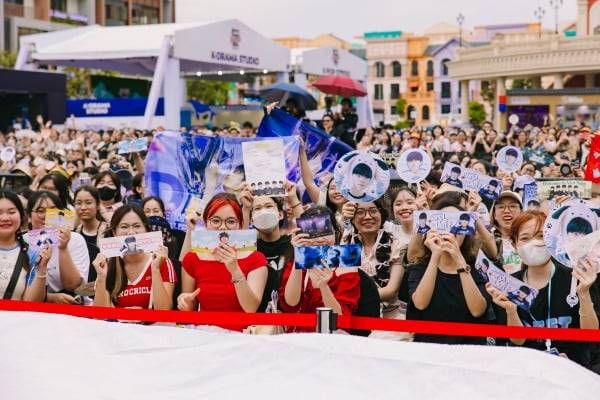 문화체육관광부와 한국관광공사가 베트남 하노이에서 개최한 'K-관광 로드쇼' 행사에 참가한 LCK 선수들을 보기 위해 구름처럼 몰린 베트남 팬들 (LCK 제공)