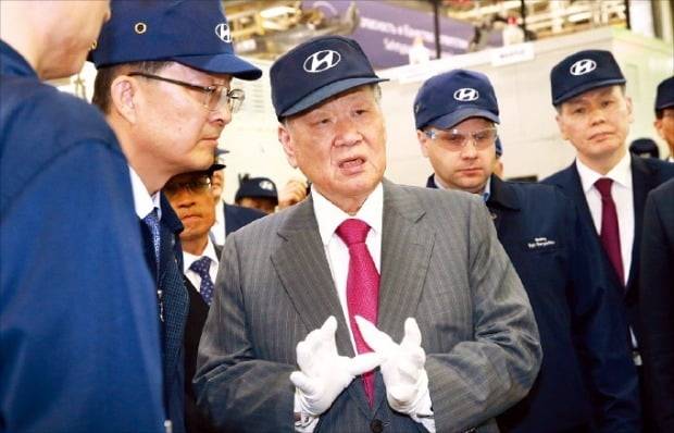 정몽구 현대자동차그룹 회장이 러시아 상트페테르부르크 현지 공장을 둘러보며 품질 중요성을 강조하고 있다. 현대차 제공