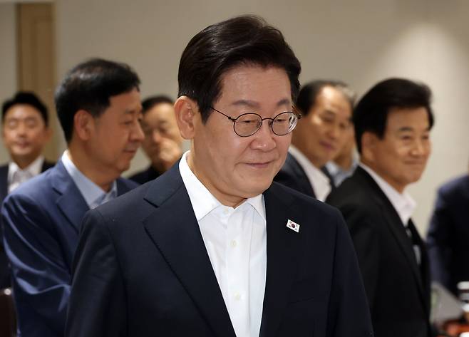 이재명 대통령이 11일 용산 대통령실 청사에서 열린 8·15 광복절 특별사면 대상자 확정을 위한 ‘원포인트’ 임시 국무회의에 입장하고 있다. 김창길 기자