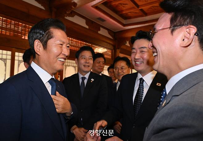 민석 국무총리가 8월 10일 서울 종로구 삼청동 총리공관에서 열린 고위당정협의회에서 정청래 더불어민주당 대표와 인사를 나누고 있다. /사진공동취재단