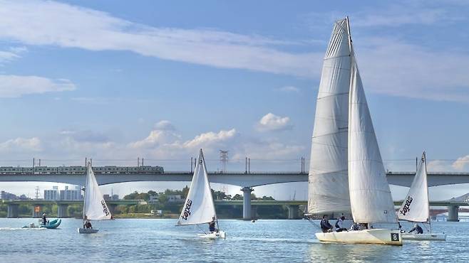 This photo shows keelboats sailing on the Han River. (Seoul Water Leisure Sports Center)