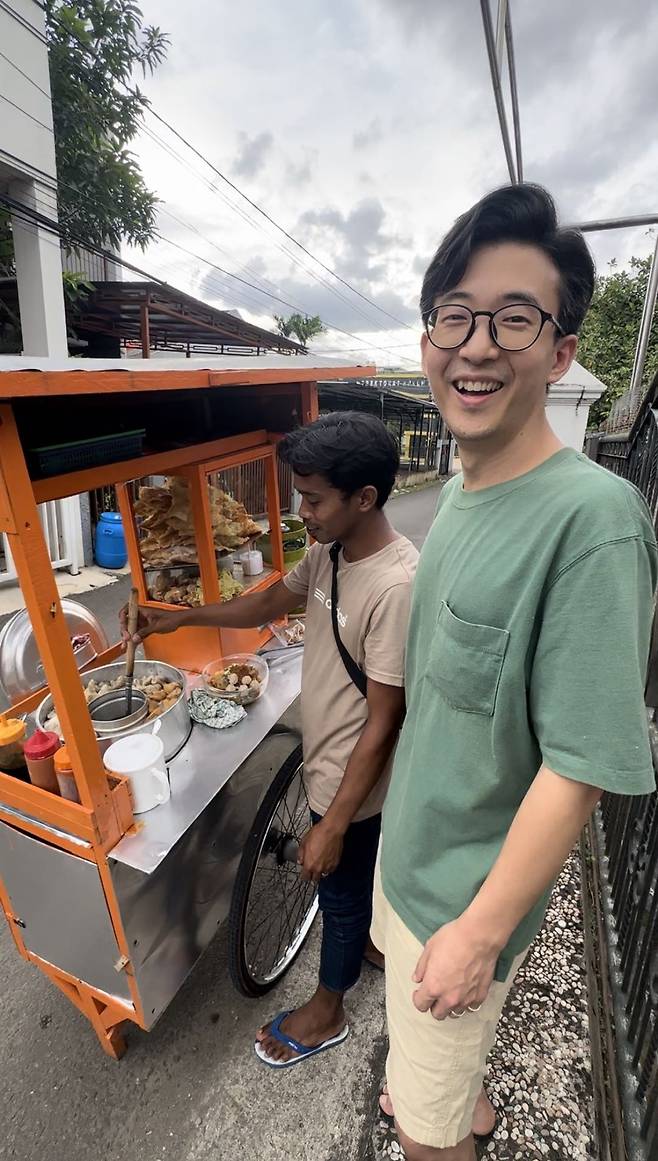 Behind the scenes with Kim Seung-woo shooting TikTok videos for Kimdea (Photo Courtesy of Kim, Sardiyana)