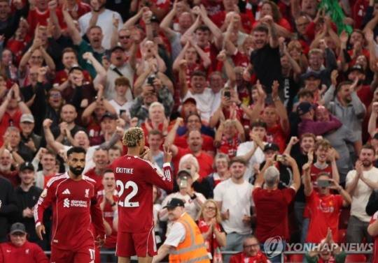 양 손가락으로 '20' 표현하는 세리머니 펼치는 에키티케 / 사진=연합뉴스