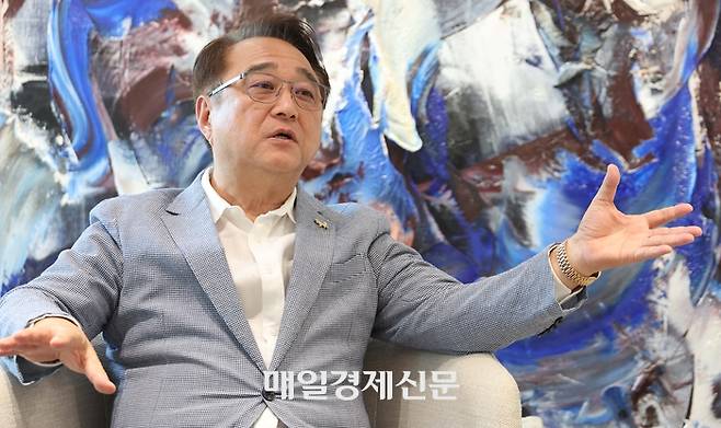 서울 종로구 미등록아동지원센터에서 은희곤 미등록아동지원센터 대표 겸 목사가 미등록아동 실태에 대한 이야기를 하고 있다. [한주형 기자]