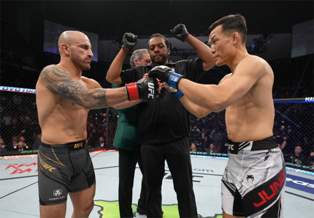 ‘코리안 좀비’ 정찬성이 2022년 4월 미국 플로리다주 잭슨빌 베터런스 메모리얼 아레나 관중 1만4605명이 보는 가운데 타이틀 3차 방어전을 치르는 제5대 UFC 페더급 챔피언 알렉산더 볼카노프스키와 경기 시작에 앞서 글러브 터치를 하고 있다. 사진=TKO