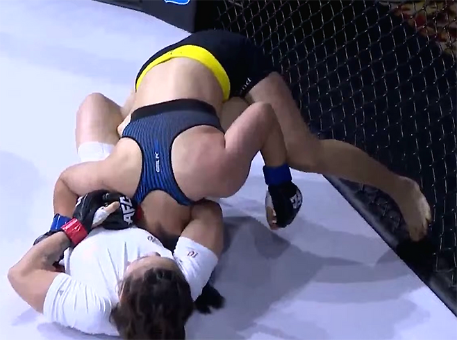 원챔피언십 5승1패 김소율이 2025년 3월 베트남 붕따우 더그랜드 호짬 특설 케이지 AFC 37에서 앞맨손조르기로 글로벌종합격투기협회 세계선수권대회 은메달리스트 양칭칭을 제압하고 있다. 사진=Angel‘s Fighting Championship