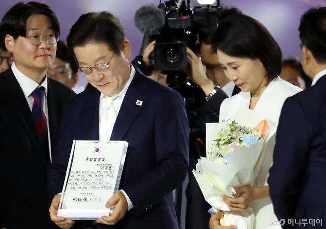 (서울=뉴스1) 김명섭 기자 = 이재명 대통령이 15일 오후 서울 종로구 광화문광장에서 열린 '광복 80년, 국민 주권으로 미래를 세우다' 제21대 대통령 국민 임명식에서 국민 대표 80인이 참여한 임명장을 전달 받고 있다. 2025.8.15/뉴스1  Copyright (C) 뉴스1. All rights reserved. 무단 전재 및 재배포,  AI학습 이용 금지. /사진=(서울=뉴스1) 김명섭 기자