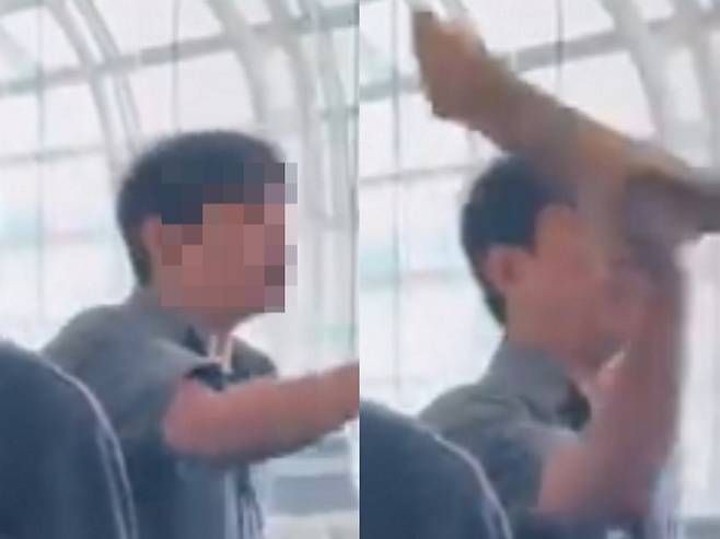 아이돌 그룹 엔하이픈 매니저가 공항에서 종이 더미로 행인의 머리를 때리는 영상이 소셜미디어에 확산했다. /사진=엑스(X) 갈무리.