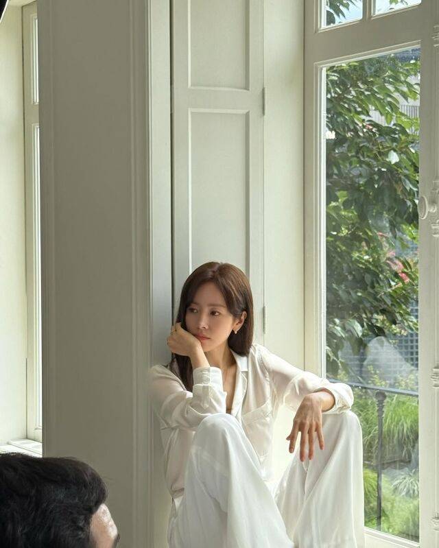 화보를 촬영 중인 배우 한지민. / 한지민 소셜미디어