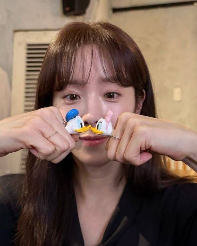 키링놀이에 빠진 한지민. /한지민 소셜미디어