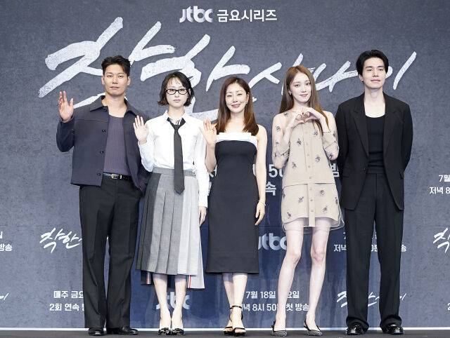 (왼쪽부터)박훈·류혜영·오나라·이성경·이동욱/JTBC 제공