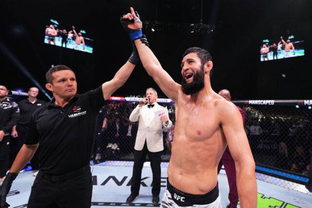 승리를 거두고 기뻐하는 치마에프(오른쪽). /UFC 제공