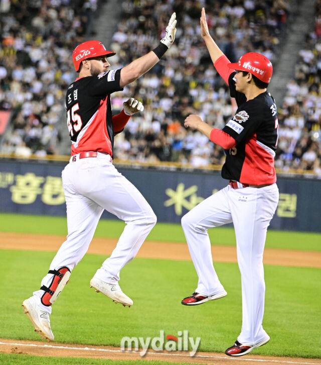 2025년 6월 4일 오후 서울 잠실구장에서 진행된 '2025 신한 SOL뱅크 KBO 리그' KIA 타이거즈와 두산 베어스의 경기. KIA 위즈덤이 6회초 1사 1루서 2점 홈런을 친 뒤 기뻐하고 있다./마이데일리