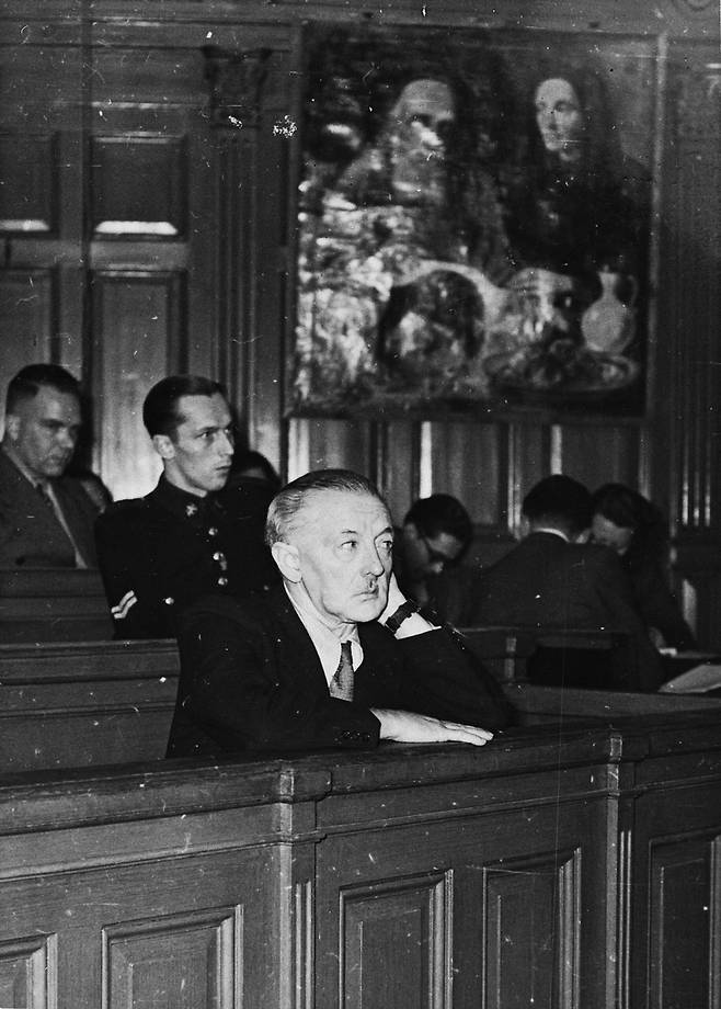 한 판 메이헤런, 항소 법원 앞, 1947. [By Bram Wisman  Anefo, CC0, 위키미디어]