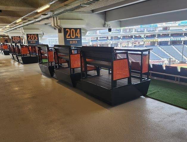 [대전=뉴시스]프로야구 한화이글스가 홈구장인 한화생명볼파크의 장애인석을 바닥의 장애인석 표식을 카펫으로 가리고 특별석을 만들어 좌석을 판매해 와 논란이 일고 있다. (사진=대전시 제공) 2025. 08. 12 photo@newsis.com *재판매 및 DB 금지