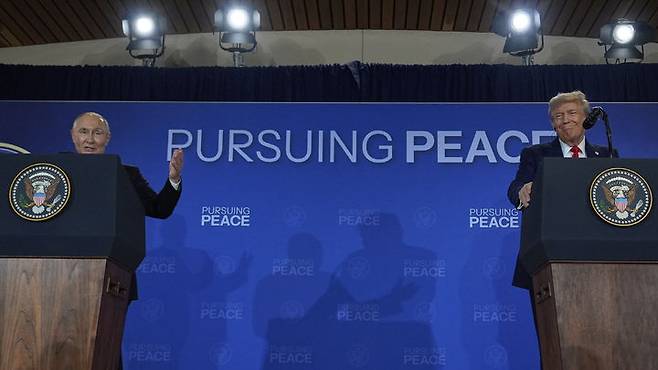 [앵커리지=AP/뉴시스] 도널드 트럼프(오른쪽) 미국 대통령과 블라디미르 푸틴 러시아 대통령이 15일(현지 시간) 미 알래스카주 앵커리지의 앨먼도프-리처드슨 합동군사기지에서 회담 후 공동 기자회견하고 있다. 2025.08.16.