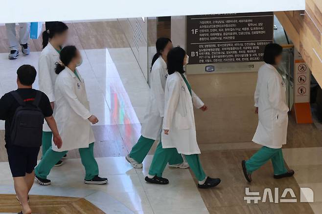 [서울=뉴시스] = 권창회 기자 = 현장 복귀를 희망하는 사직 전공의 등을 대상으로 한 하반기 전공의 모집이 오늘부터 29일까지 전국 수련병원별로 진행된다. 사진은 11일 서울 시내 대학병원에서 의료진들이 이동하는 모습. 2025.08.11. kch0523@newsis.com
