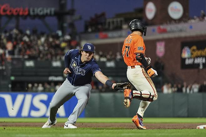 [샌프란시스코=AP/뉴시스] 샌프란시스코 자이언츠의 이정후가 16일(한국 시간) 미국 캘리포니아주 샌프란시스코의 오라클파크에서 벌어진 2025 메이저리그(MLB) 탬파베이 레이스와의 경기에서 3회말 1루수 땅볼로 아웃되고 있다. 2025.08.16