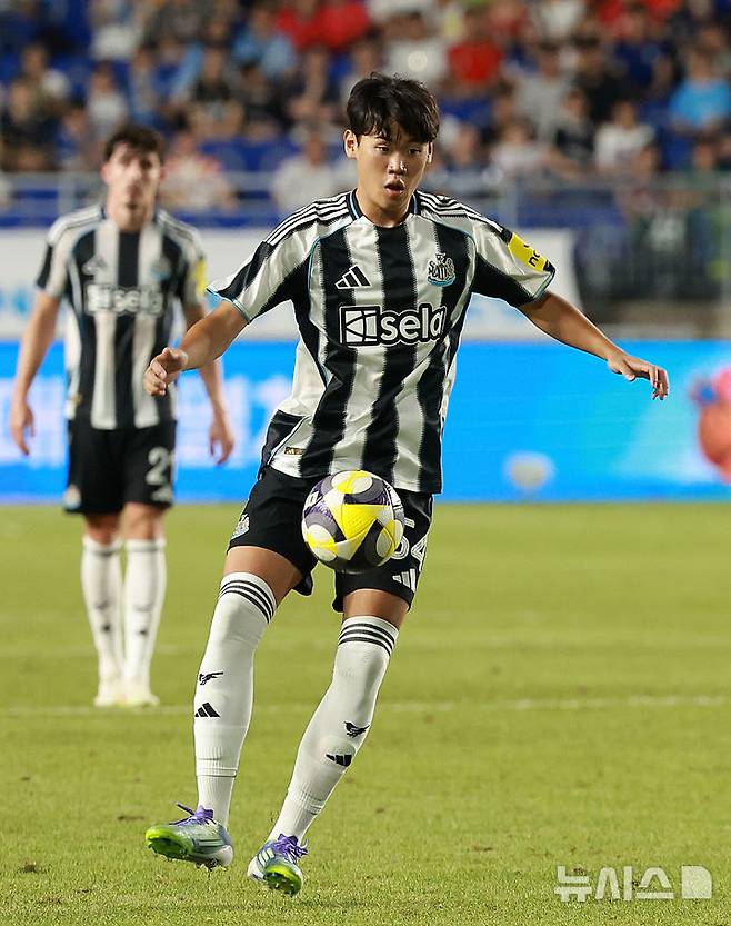 [수원=뉴시스] 이영환 기자 = 지난달 30일 오후 경기 수원시 팔달구 수원월드컵경기장에서 열린 2025 쿠팡플레이 시리즈 뉴캐슬 유나이티드와 팀 K리그의 경기, 뉴캐슬 박승수가 볼 트래핑을 하고 있다. 2025.07.30. 20hwan@newsis.com