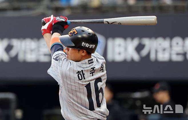 [서울=뉴시스] 김명년 기자 = 28일 서울 송파구 잠실야구장에서 열린 2025 KBO리그 한화 이글스와 LG 트윈스의 경기, 3회초 2사 주자 2루 상황 한화 하주석이 1타점 안타를 치고 있다. 2025.05.28. kmn@newsis.com