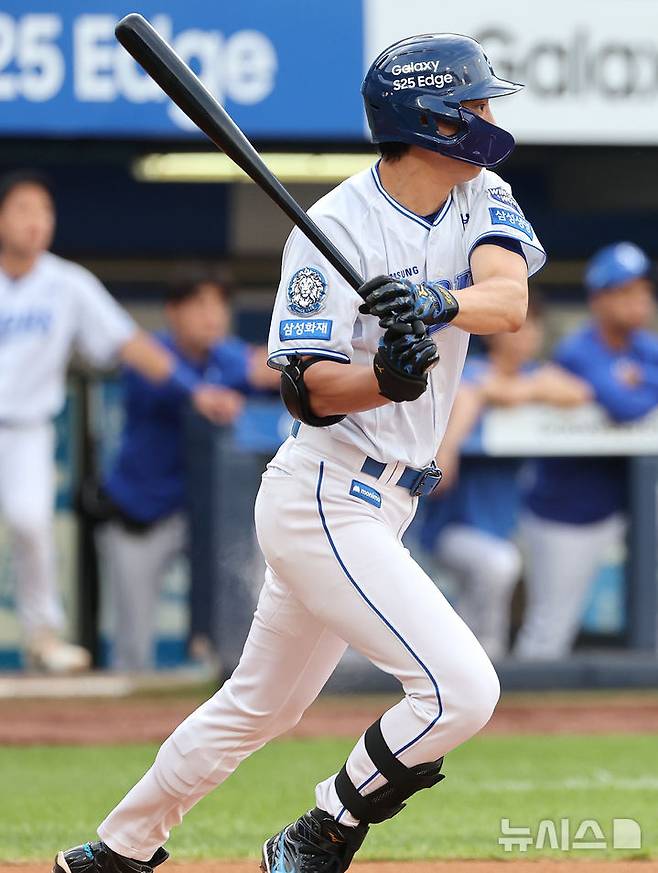 [대구=뉴시스] 이무열 기자 = 25일 대구 수성구 삼성라이온즈파크에서 열린 2025 신한 SOL 뱅크 KBO 리그 한화 이글스와 삼성 라이온즈의 경기, 1회말 1사 1루 상황에서 삼성 구자욱이 1타점 2루타를 때리고 있다. 2025.06.25. lmy@newsis.com