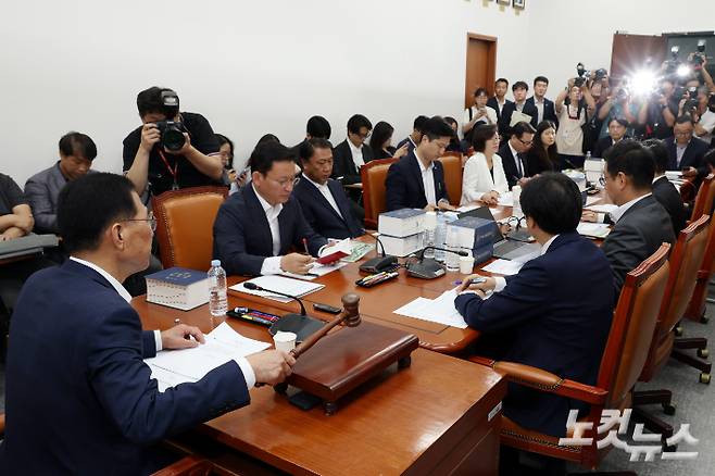 김주영 국회 환경노동위원회 소위원장이 지난달 28일 서울 여의도 국회에서 열린 '노란봉투법(노동조합 및 노동관계조정법 2·3조 개정안)' 관련 제1차 고용노동법안심사소위원회에서 의사봉을 두드리고 있다. 윤창원 기자