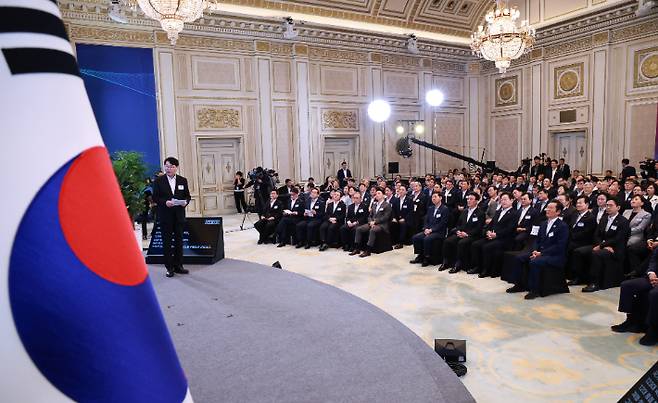 이한주 국정기획위원장이 13일 청와대 영빈관에서 열린 국정기획위원회 국민보고대회에서 발표하고 있다. 연합뉴스