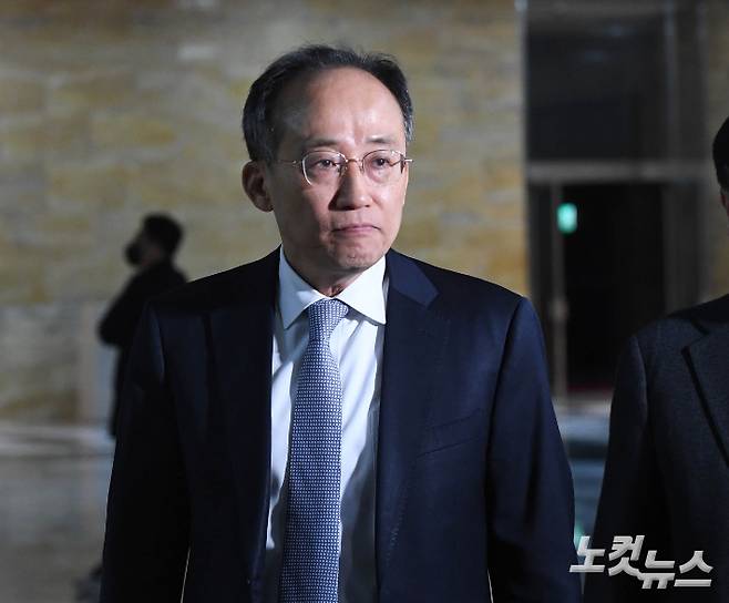 국민의힘 추경호 의원이 6일 오후 국회에서 열린 의원총회에 참석하고 있다. 황진환 기자