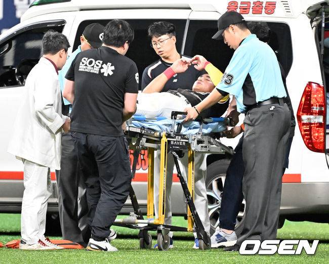 [OSEN=고척, 민경훈 기자] 15일 오후 서울 고척스카이돔에서 ‘2025 신한 SOL Bank KBO리그’ 키움 히어로즈와 KT 위즈의 경기가 열린다.키움은 메르세데스, KT는 고영표를 선발로 내세운다.8회말 1사 주자 1루 키움 카디네스의 우익수 왼쪽 안타때 타구를 캐치하려던 KT 우익수 안현민이 발목 부상을 당하며 들것에 실려나가고 있다. 025.08.15 / rumi@osen.co.kr