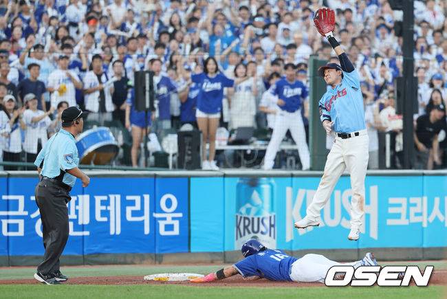 [OSEN=부산, 이석우 기자] 15일 부산 사직야구장에서 2025 신한 SOL 뱅크 KBO 리그 롯데 자이언츠와 삼성 라이온즈의 경기가 열렸다. 홈팀 롯데는 이민석이, 방문팀 삼성은 가라비토가 선발 출전했다.삼성 라이온즈 류지혁이 2회초 무사 1루 이재현 타석때 2루 도루를 시도해 포수 송구 실책에 3루 도루를 성공하고 있다. 류지혁은 중견수 송구 실책으로 득점에 성공했다. 2025.08.15 / foto0307@osen.co.kr