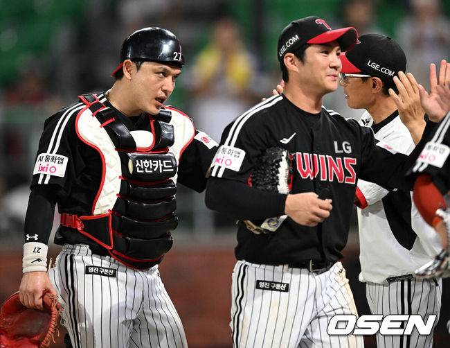 [OSEN=인천, 이대선 기자] LG는 15일 인천 SSG랜더스필드에서 열린 2025 신한 SOL뱅크 KBO리그 원정 경기에서 SSG에 5-3으로 이겼다.경기 종료 후 LG 박동원이 염경엽 감독과 승리의 기쁨을 나누고 있다. 2025.08.15 /sunday@osen.co.kr