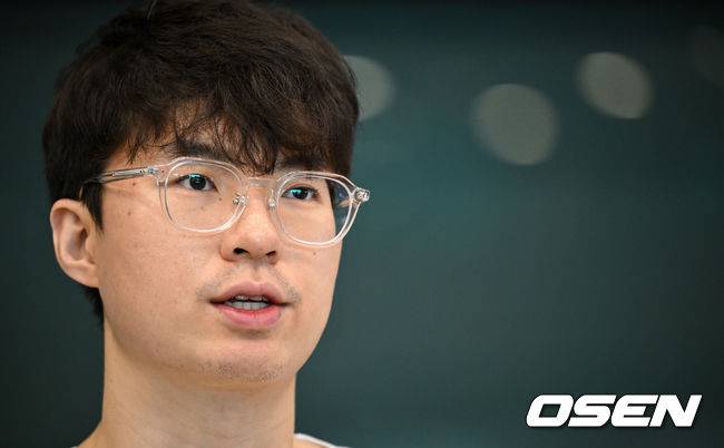 [OSEN=인천공항, 조은정 기자]한국 남자 농구 대표팀 이현중, 여준석, 박지훈이 2025 국제농구연맹(FIBA) 아시아컵을 마치고 16일 오후 인천공항을 통해 귀국했다.안준호 감독이 이끄는 한국 남자 농구 대표팀은 지난 14일 (한국시간) 사우디아라비아 제다의 킹 압둘라 스포츠 시티에서 열린 2025년 국제농구연맹(FIBA) 아시아컵 8강전에서&nbsp;중국에 71-79로 패하며 4강 진출에 실패했다.대표팀 이현중이 취재진과 인터뷰를 하고 있다. 2025.08.16 /cej@osen.co.kr