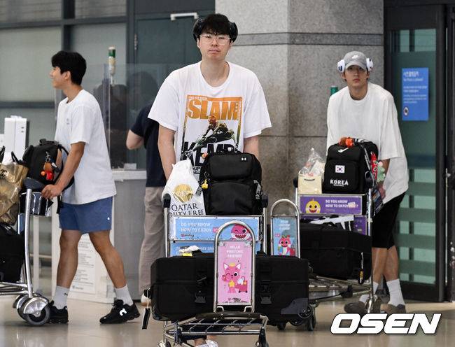[OSEN=인천공항, 조은정 기자]한국 남자 농구 대표팀 이현중, 여준석, 박지훈이 2025 국제농구연맹(FIBA) 아시아컵을 마치고 16일 인천공항을 통해 귀국했다.안준호 감독이 이끄는 한국 남자 농구 대표팀은 지난 14일 (한국시간) 사우디아라비아 제다의 킹 압둘라 스포츠 시티에서 열린 2025년 국제농구연맹(FIBA) 아시아컵 8강전에서&nbsp;중국에 71-79로 패하며 4강 진출에 실패했다.이현중을 비롯하 농구 대표팀 박지훈, 여준석이 입국장을 나서고 있다. 2025.08.16 /cej@osen.co.kr
