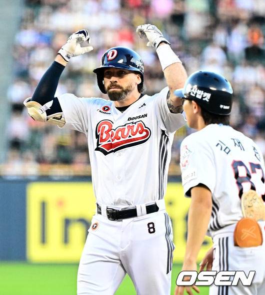 [OSEN=잠실, 지형준 기자] 16일 서울 잠실구장에서 ‘2025 신한 SOL Bank KBO리그’ 두산 베어스와 KIA 타이거즈의 경기가 열렸다.두산은 최승용, KIA는 이의리를 선발로 내세웠다.4회말 1사 2,3루에서 두산 케이브가 1타점 우전 적시타를 날리며 기뻐하고 있다. 2025.08.16. / jpnews@osen.co.kr