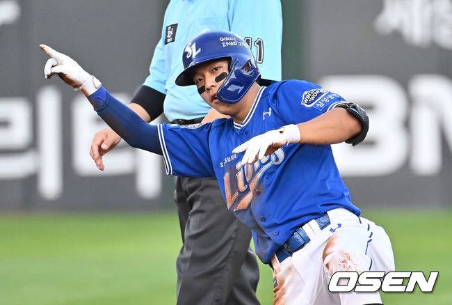 [OSEN=부산, 이석우 기자] 16일 부산 사직야구장에서 2025 신한 SOL 뱅크 KBO 리그 롯데 자이언츠와 삼성 라이온즈의 경기가 열렸다. 홈팀 롯데는 박세웅이, 방문팀 삼성은 최원태가 선발 출전했다.삼성 라이온즈 양도근이 2회초 2사 2루 좌익수 앞 1타점 안타를 치고 2루까지 진루해 세리머니를 하고 있다. 2025.08.16 / foto0307@osen.co.kr