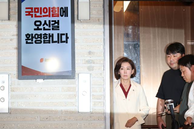 ▲국민의힘 나경원 의원이 13일 김건희특검이 압수수색 중인 여의도 국민의힘 당사로 들어가고 있다. ⓒ연합뉴스
