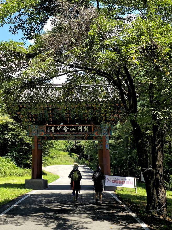 사나사 일주문.