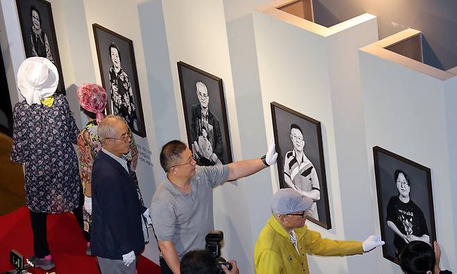 지난 8월11일 부산 남구 국립일제강제동원역사관에서 열린 일본 우키시마호 사건 관련 특별 전시 ‘귀환’ 개막식에서 유족들이 전시장 입구에 각자&nbsp;사진을 게시하고 있다. 부산=뉴시스